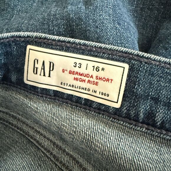GAP 9" High Rise Bermuda Shorts in Medium Wash - Size 16 - Picture 4 of 5